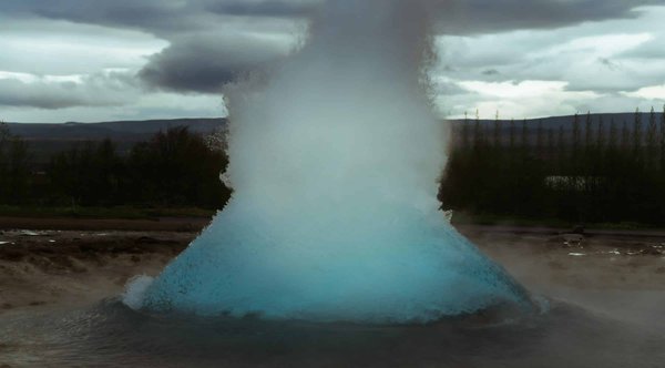 Comment choisir une croisière qui propose des randonnées pour explorer les geysers en Islande?